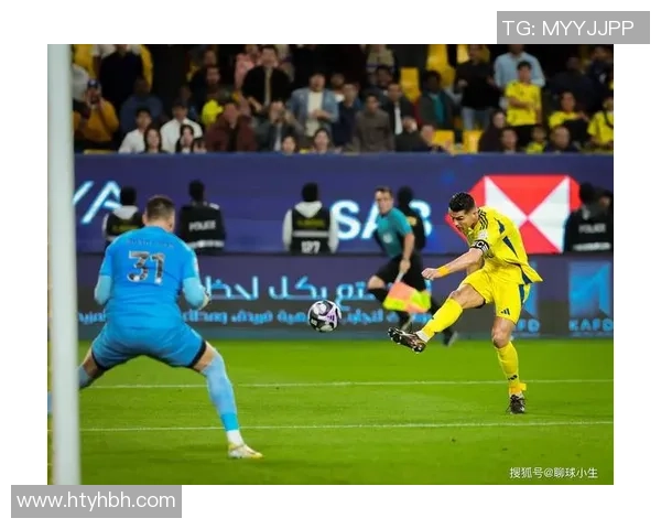 两位足球巨星霸气对决 展现无与伦比的运动魅力与精神风貌